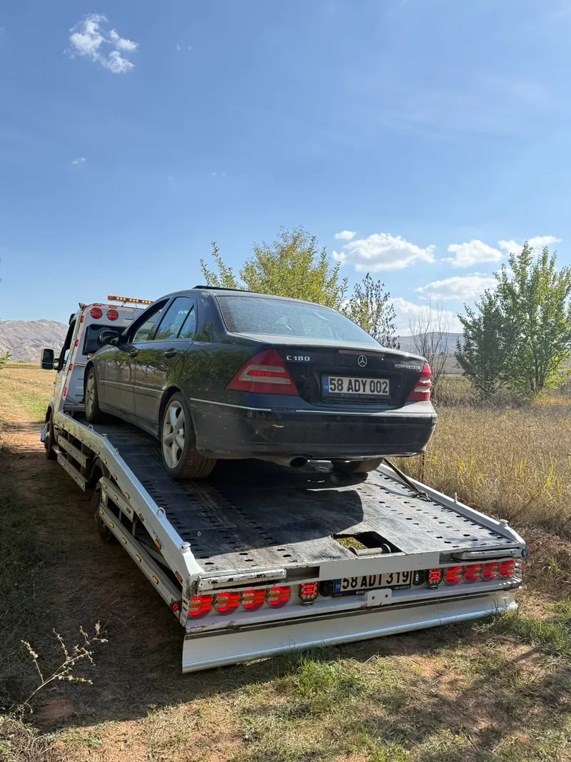 Mercedes C180 BLT çekicisinin kasasında, toprak yolda
