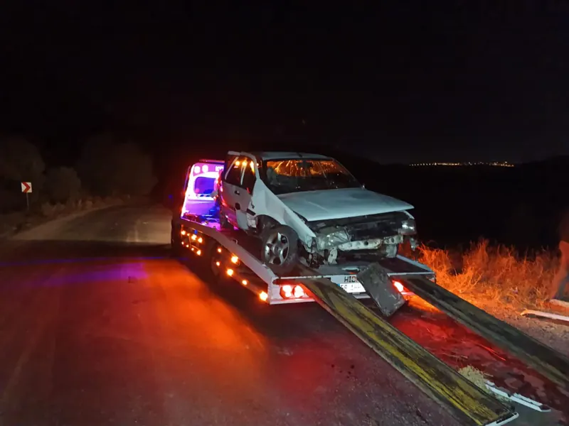Gece virajlı yolda kaza yapan otomobil çekicinin kasasına alınıyor