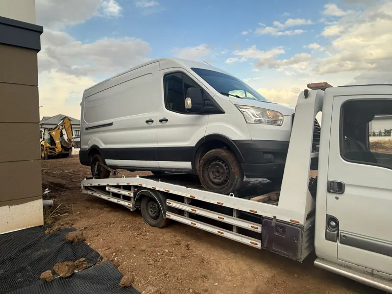 Şantiye çamurundan alınan beyaz Ford Transit çekicide